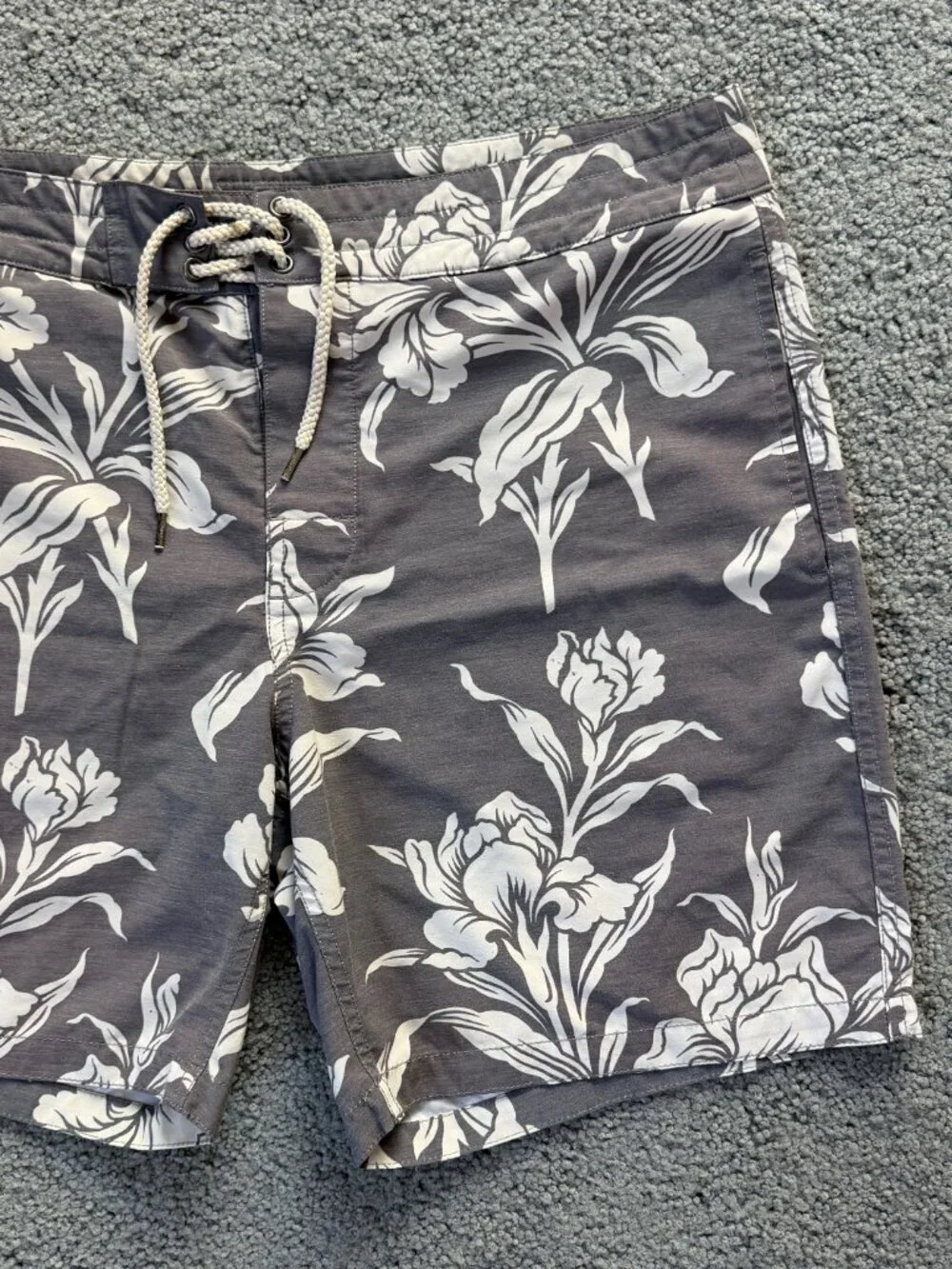 Faherty Classic Board Shorts in the Cream Ash Floral Print - Men's Size 35- EUC